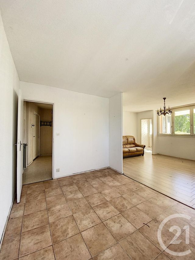 Appartement F4 à vendre - 4 pièces - 82.13 m2 - CHALON SUR SAONE - 71 - BOURGOGNE - Century 21 Immobilière Jaurès Appartement F4 à vendre - 4 pièces - 82.13 m2 - CHALON SUR SAONE - 71 - BOURGOGNE - Century 21 Immobilière Jaurès